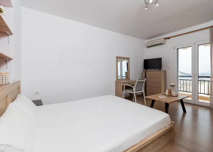 Central Apartment With Sea View In Neos Marmaras